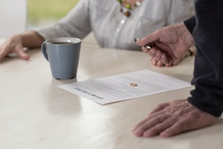 Soțul de 99 de ani divorțează de soția lui de 96 de ani pentru că a aflat că aceasta l-a înșelat cu 60 de ani în urmă