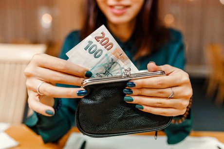 La fiecare cină în oraș cumnata mea își uită portofelul intenționat acasă. Așa că i l-am adus eu