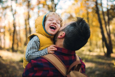 Vrei un copil fericit? 10 metode susținute de știință de care trebuie să ții cont