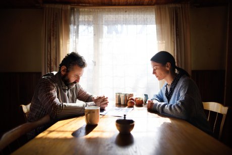 Soția mea mă ceartă pentru că îmi cumpăr cafea scumpă, așa că i-am spus să se angajeze
