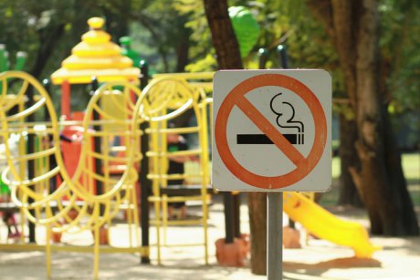 Amenzi pentru tinerii sub 18 ani care fumează în spații publice. Ce spune legea