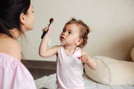 Ce spune pediatrul despre mama care a epilat cu ceară sprâcenele fetiței ei de 3 ani