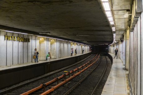 Panică la metrou la Romană: am văzut cum o mamă a fost separată de copilul ei de ușile închise brusc
