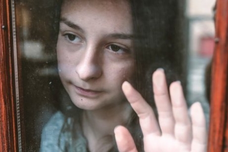O fetiță a fost abuzată de către mama ei ani de zile. Până când mătușa ei i-a salvat viața