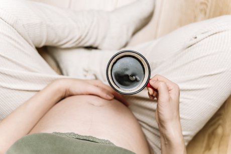 Studiu: Dacă bei cafea în sarcină, riști să ai un copil scund