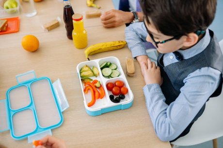 Programul „Cornul și laptele” în școli devine „Mic dejun sănătos”. Elevii vor avea mai multe portii de lactate, fructe si legume