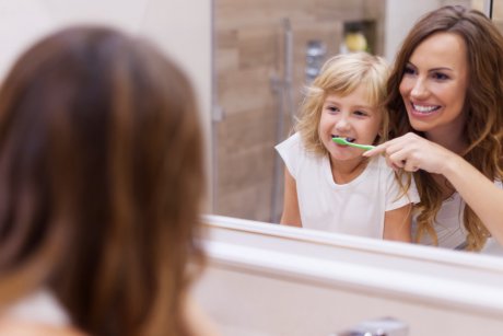 O mamă este criticată în mediul online pentru modul în care își convinge copilul să se spele pe dinți