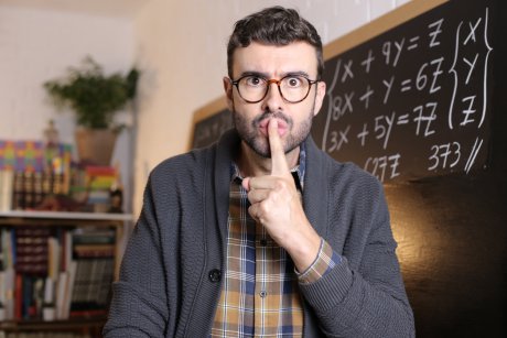 O mamă din Târgu Jiu a aflat că fiica ei de 16 ani întreținea relații intime cu profesorul de matematică, în timpul meditațiilor