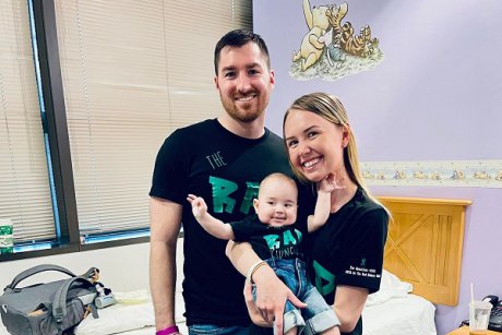 O asistentă medicală a devenit nașa bebelușului pe care l-a îngrijit timp de 6 luni în spital