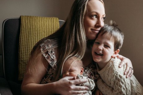 O mamă susține că soțul ei decedat a devenit îngerul păzitor al bebelușului lor. Ce imagine incredibilă a surprins cu ajutorul monitorului de supraveghere
