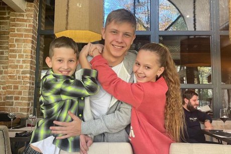 Un adolescent ucrainean își crește singur cei patru frați, după ce mama lor i-a murit în brațe