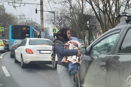 Cerșetoarele din București cu bebeluși "din cârpe" au fost amendate. Cer bani pentru lapte praf