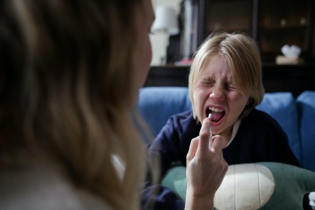 O mamă este considerată abuzivă de internauți după ce aceasta a spus că aplică doar remedii holistice pentru bolile copiilor ei