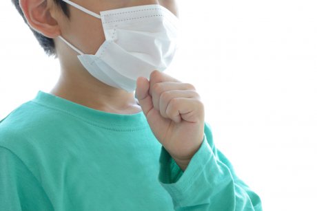 Un copil de 3 ani din București a fost diagnosticat cu gripă, Covid-19 și virus sincițial respirator
