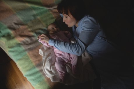 „Am visat cum trebuie să-mi distrug copilul mai mare pentru a-mi salva bebelușul”. O mamă povește despre episoadele de psihoză postpartum