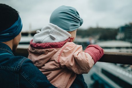 Ce este concediul de acomodare și ce trebuie să facă părinții din România care adoptă un copil