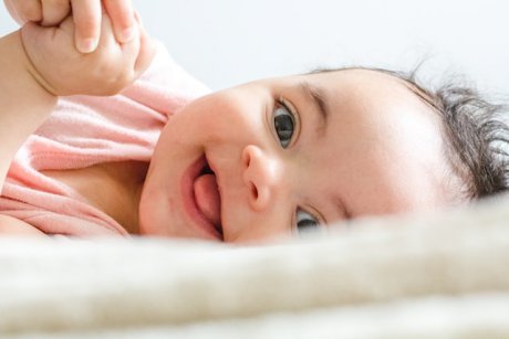 Când începe bebe să zâmbească?