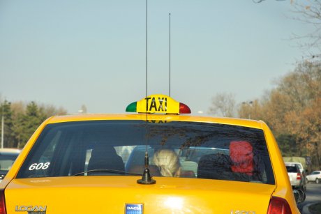 O femeie din Galați, refuzată de taximetriști fiindcă are prea mulți copii și nu încap în mașină