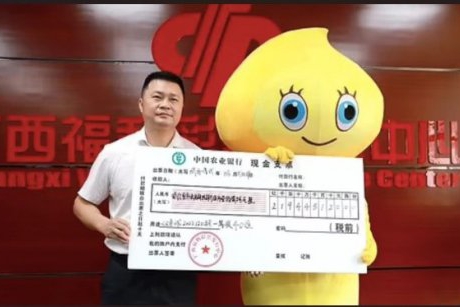 Un bărbat a câștigat la loterie dar a ascuns premiul de soția și copilul lui. „Nu le-am spus pentru că ar fi fost prea mulțumiți”