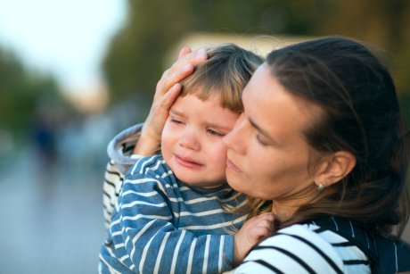 O fetiță a fost pe punctul să-și piardă viața după un mic incident cu căruțul de cumpărături. Cât de periculos este să plimbi copilul în căruțul de la supermarket?