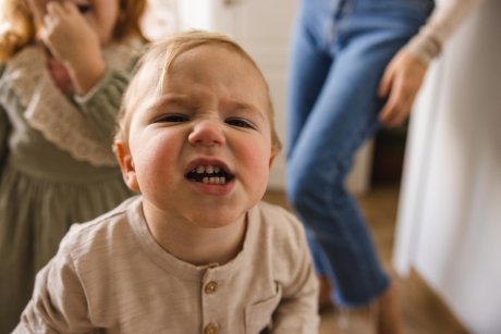Soacra mea mă încurajează să-mi lovesc copilul atunci când el are o criză de furie și mă lovește