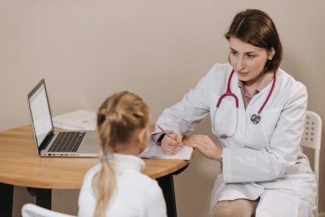 Sfaturi esențiale pentru vizita la medic cu un copil diagnosticat cu autism