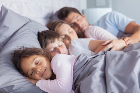 Copilul preadolescent încă vrea să doarmă cu voi? Ce e de făcut