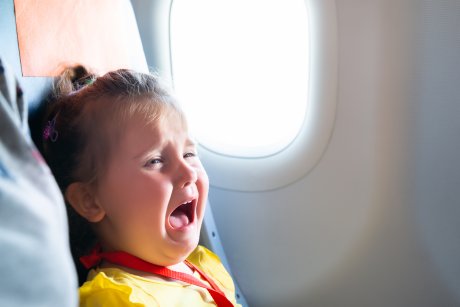 O fostă însoțitoare de zbor își spune părerea despre situațiile în care copiii plâng în avion