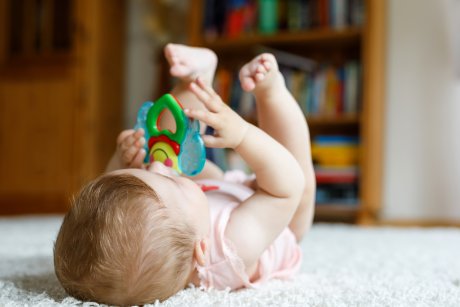 Rostogolitul la bebeluși: cum îi ajută să-și dezvolte și să-și îmbunătățească postura pe termen lung