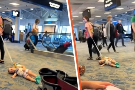 O mamă este criticată pentru că și-a târât bebelușul prin aeroport cu lesa