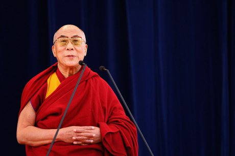 Momentul în care Dalai Lama sărută un băiețel pe buze. Acesta nu a fost singurul gest nepotrivit pentru care și-a cerut scuze