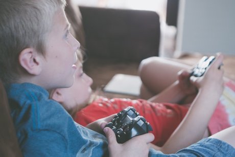 Copilul este pasionat de jocurile video? Cum să-l ajuți să se joace „sănătos”