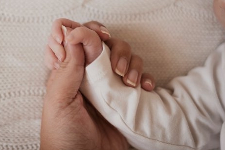 O mamă a născut copii cu degete în plus: „Simt că este vina mea”