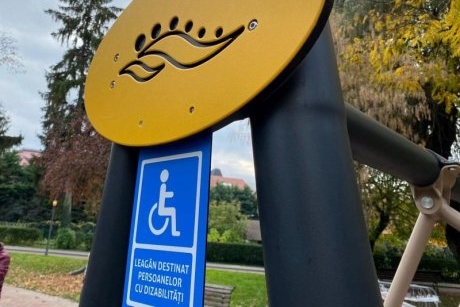 Doi copii din Bistrița s-au accidentat după ce s-au jucat într-un leagăn pentru persoane cu dizabilități