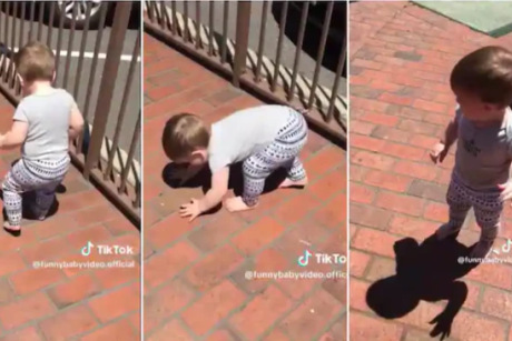 Video viral cu un copil care își descoperă umbra. Internauții spun că tatăl îl chinuie pe cel mic