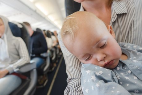 Cum să călătorești cu avionul fără stres alături de un bebeluș: 8 sfaturi utile