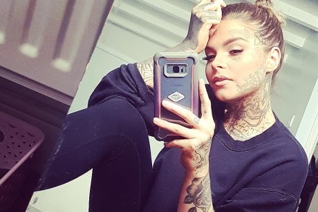 Aceată mămică are 14 tatuaje pe față și internauții consideră că nu are o apariție demnă de o mamă: „Mă fac să mă simt ca o criminală”