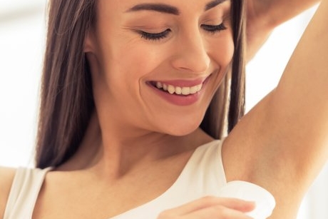 Care este diferența dintre deodorant și antiperspirant?