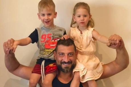Un tată își crește singur gemenii, în ciuda faptului că este imobilizat într-un scaun cu rotile