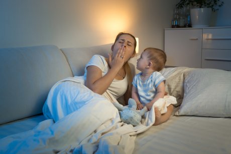 De ce se trezește copilul imediat ce adoarme părintele? Explicația unui expert în somnul la cei mici