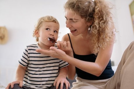 Cum îți înveți copilul să aibă o relație sănătoasă cu mâncarea?