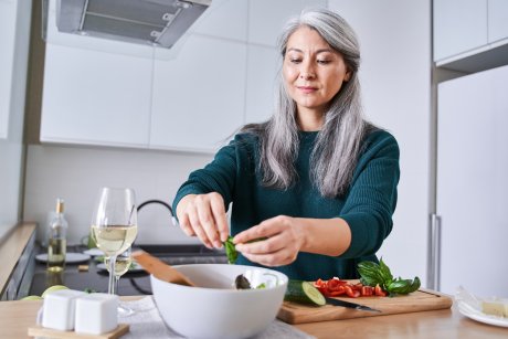 O mamă gătește zilnic trei feluri de mâncare diferite la cină, pentru a satisface toată familia. „Soțul meu mănâncă la fel de când era copil”