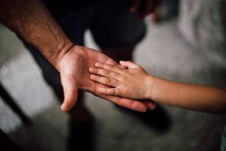 Rolul tatălui versus rolul mamei într-o familie cu copil atipic. Cum puteți fi alături unul de celălalt, dar și de copilul vostru