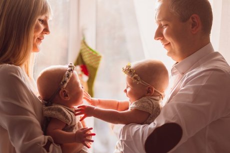 O mamă a născut o pereche de gemeni perfect sănătoși, cu toate că s-au dezvoltat în utere diferite