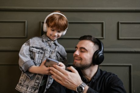 De ce copilul ar trebui să asculte muzica pe care tu o preferi, în locul cântecelor clasice pentru copii?