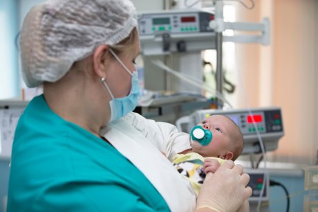 7 lucruri pe care părinții cu bebeluși la terapie intensivă trebuie să le știe, direct de la un medic specialist