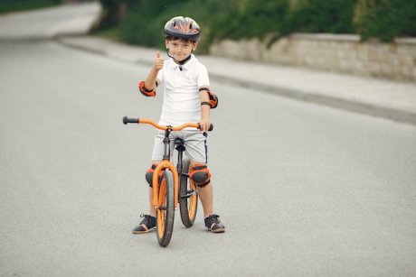 Cum îți convingi copilul să poarte cască pe bicicletă?