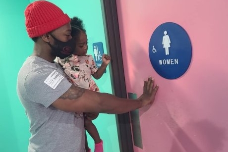 Un tătic merge la toaleta femeilor cu fiica lui. „Toaletele de bărbați nu sunt potrivite pentru tații cu copii, sunt dezgustătoare”