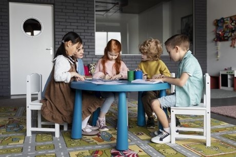 5 moduri prin care îl poți încuraja pe copilul tău care învață acasă, să socializeze