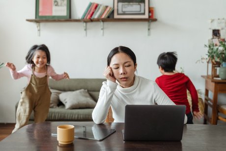 Cum să ții copiii ocupați acasă în timp ce lucrezi